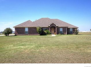 19300 S Carriage Ct W, Mounds, OK 74047