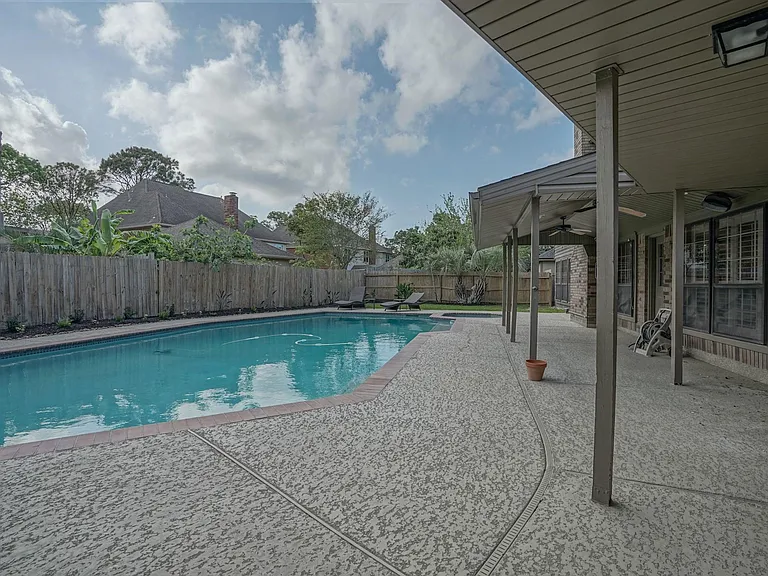 2108 Lakeway Dr — Photo 9