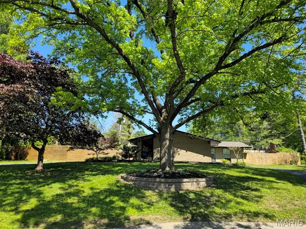 2 Sunswept Dr, Saint Louis, MO 63141