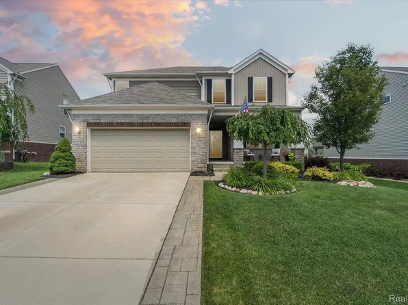 57684 Village Dr, New Hudson, MI 48165