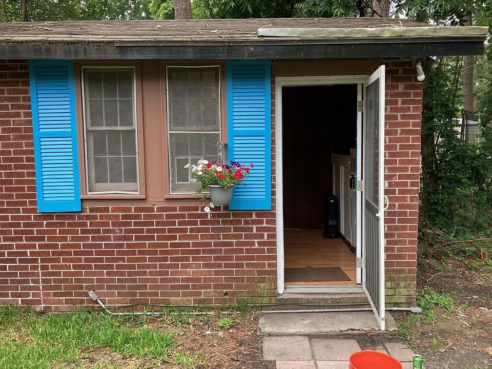 Front of Apt D