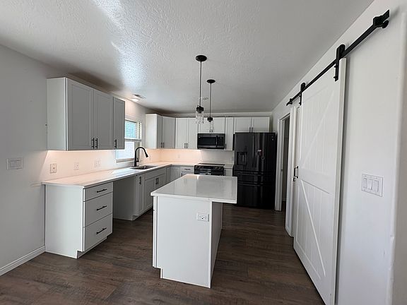 3rd image of 1214 E Blackhorse Dr