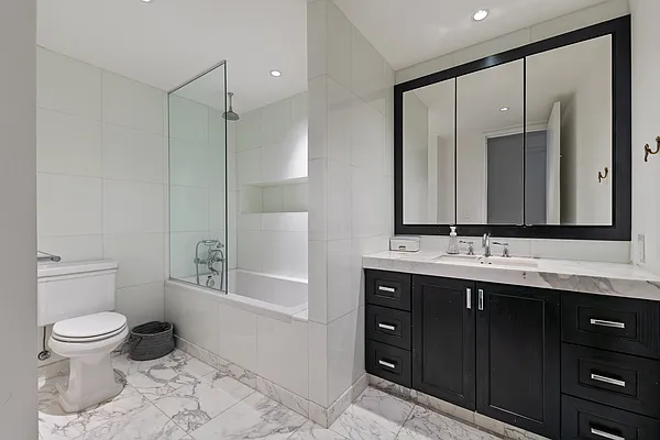 Sold by R New York | media 32