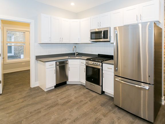 2nd image of 1063 W Glenlake #1N