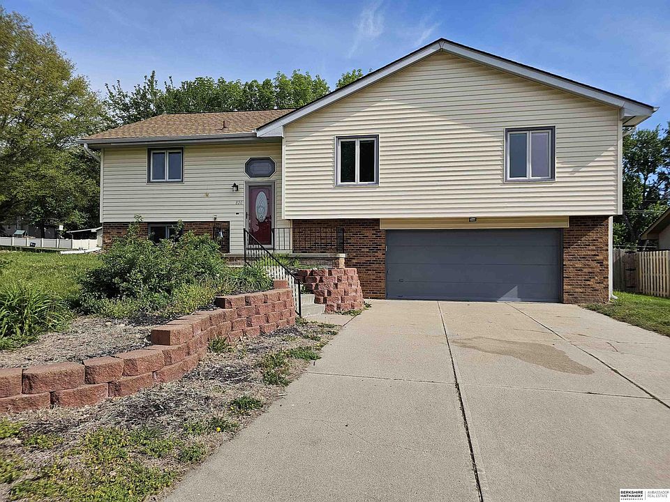 1st image of 820 Spruce Dr