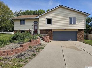 820 Spruce Dr, Papillion, NE 68046