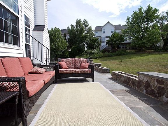 3rd image of 43227 Meadowood Ct