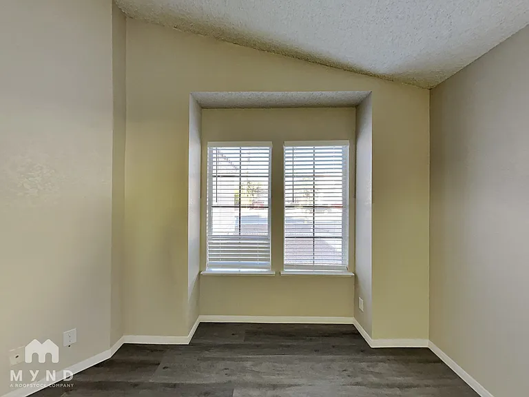 5825 Goodsprings Ct — Photo 20