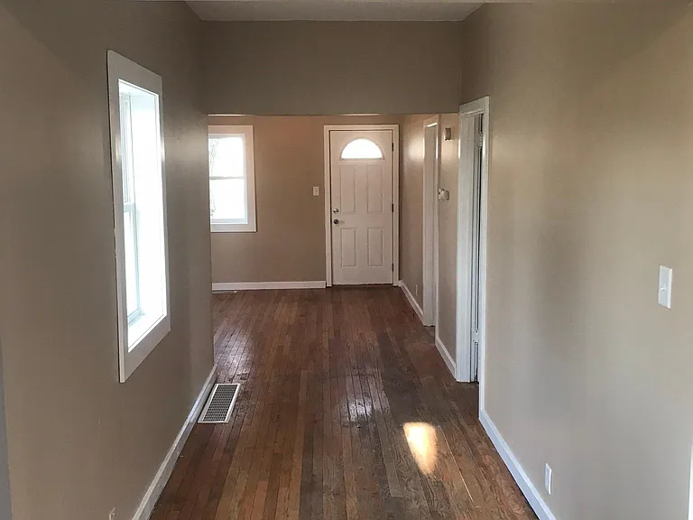 121 N White St — Photo 11