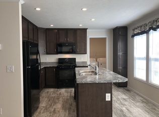 37814 Rosedale Dr, Clinton Twp, MI 48036