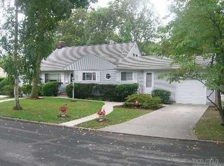 6 Eastwood Dr, North Babylon, NY 11703