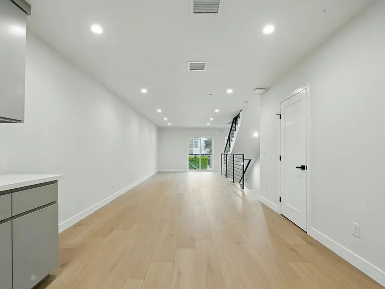 8234 Blackburn Ave #1/2 — Photo 9