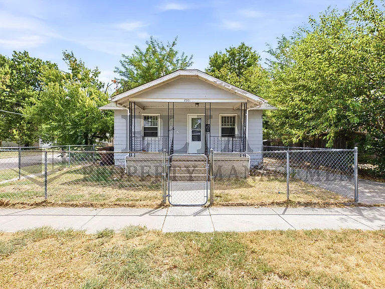 2301 W 3rd St N — Photo 1
