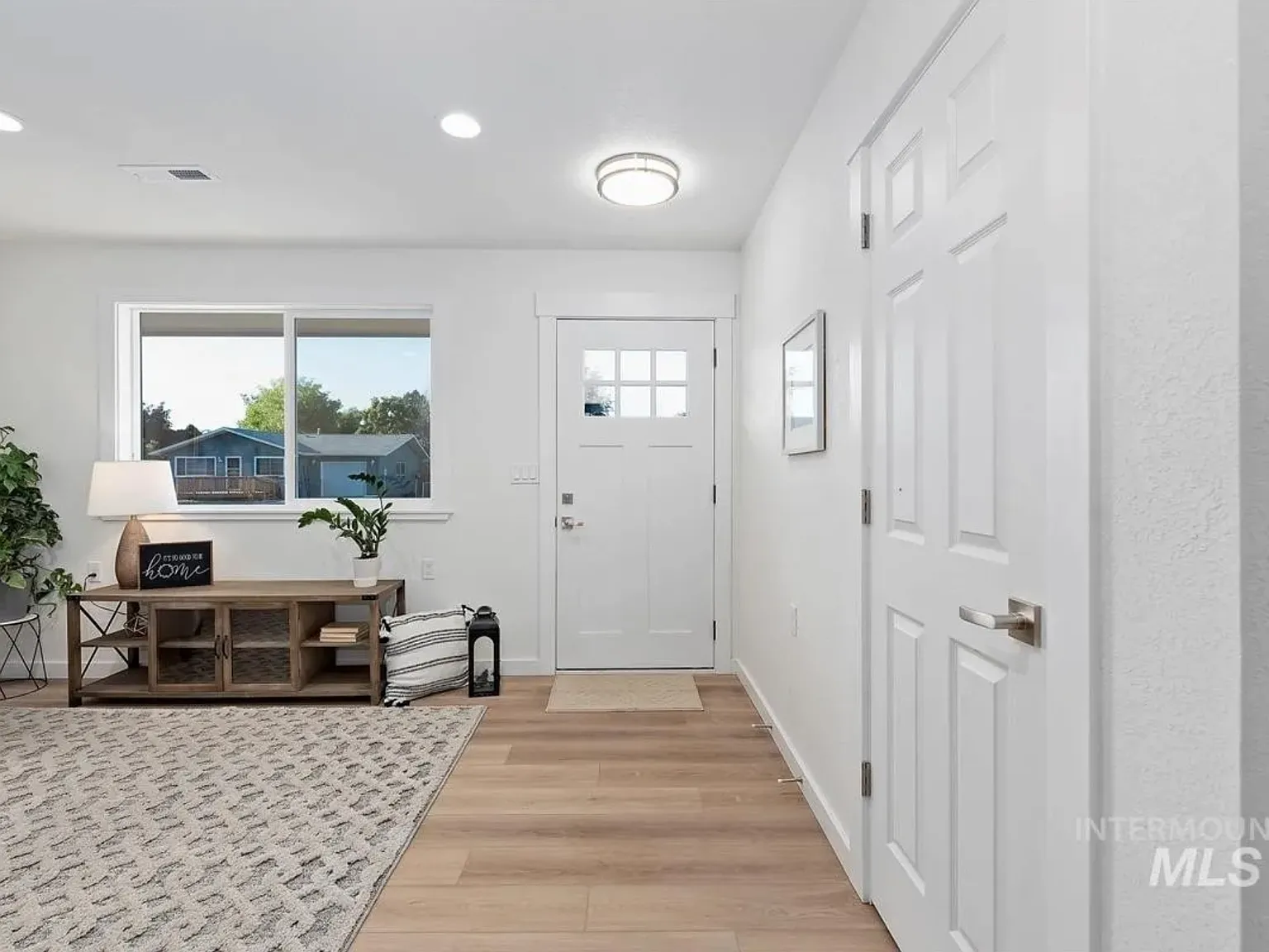 3 bed, 1092 sqft, $2,100 — Photo 3