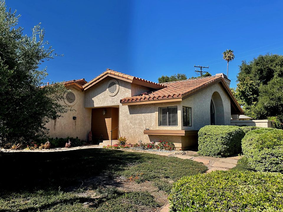 End unit condo with many windows and light.
NOTE: all furniture in photos is optionally available for no extra charge.