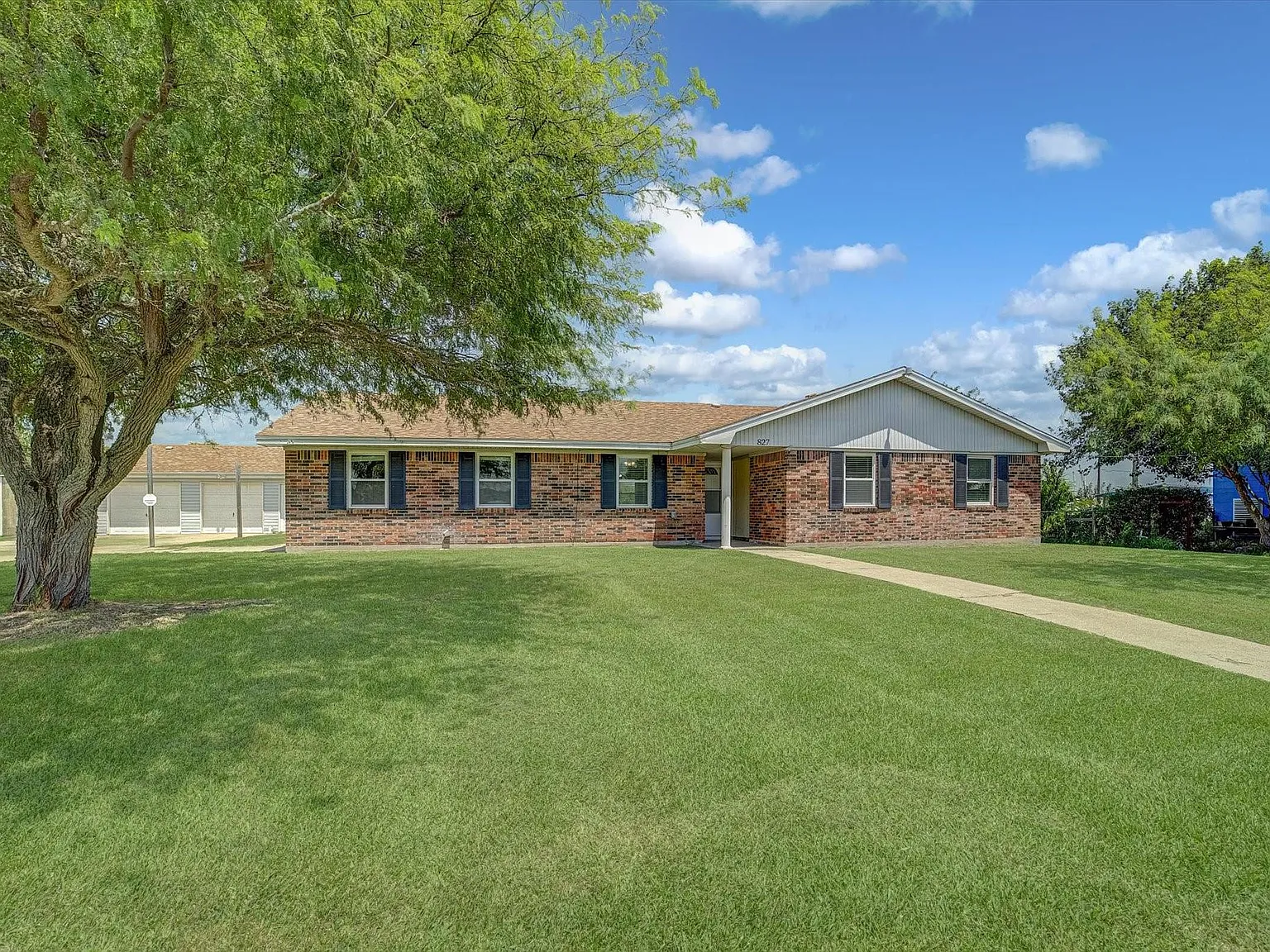 4 bed, 3.0 bath, 1962 sqft, $2,000 — Photo 3