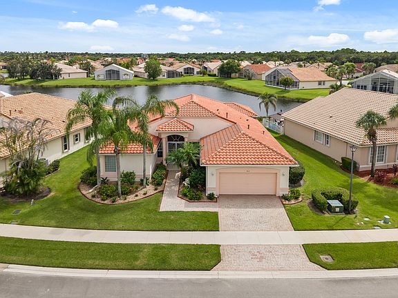 4th image of 412 NW Aqua Vista Lane