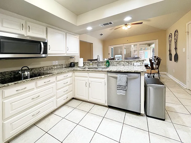 2205 Red Oak Ln — Photo 36