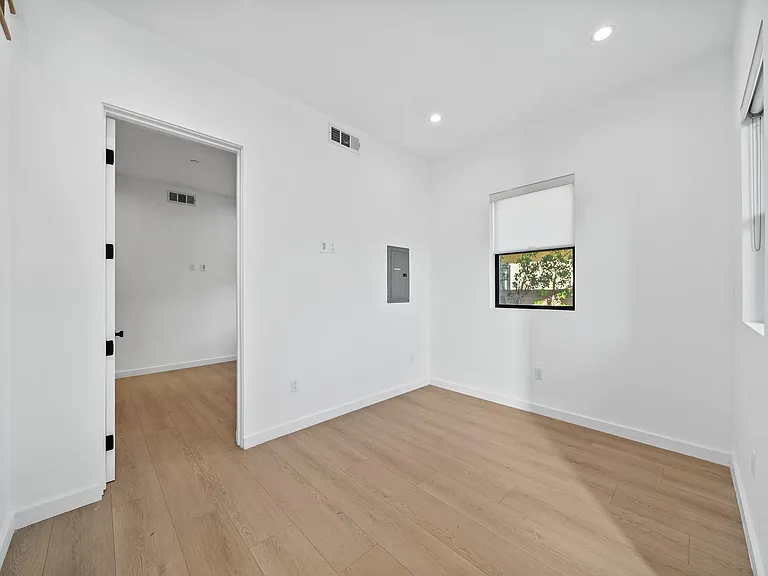 13841 1/2 Burbank Blvd — Photo 16