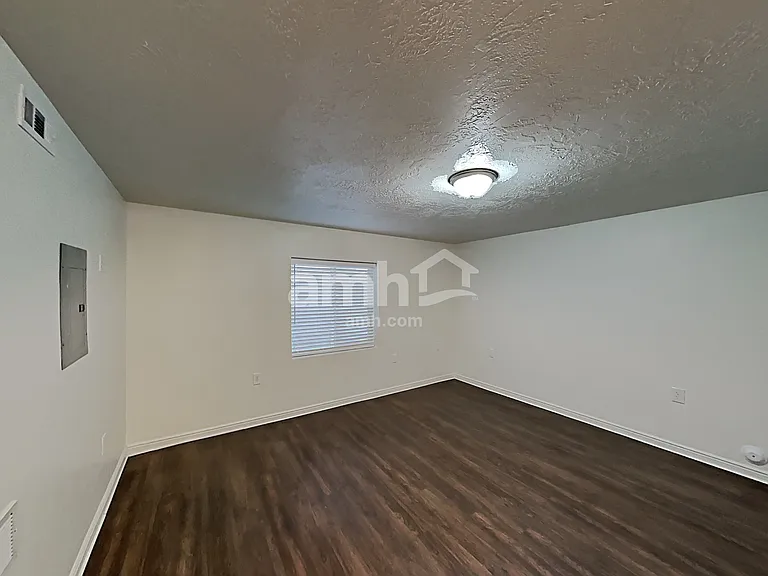 2558 S 75 E — Photo 9