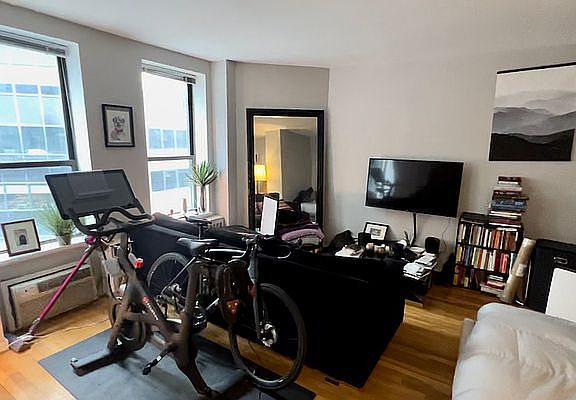 3rd image of 114 E 40th St APT 6A