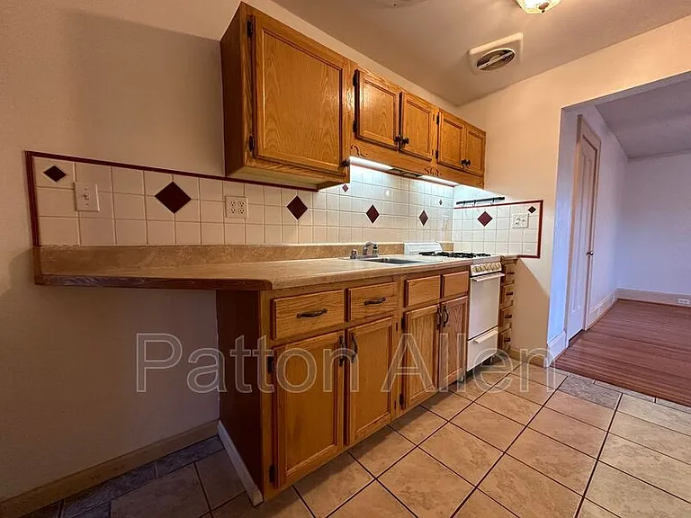 105 Edwin Pl #4 — Photo 2