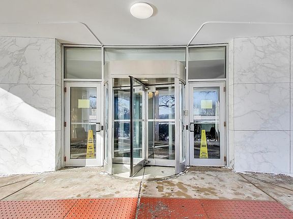3rd image of 3950 N Lake Shore Dr #1130