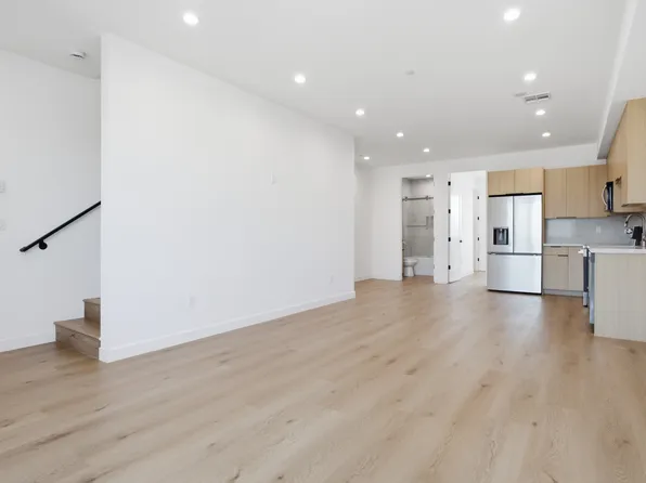 16104 Leadwell St, Van Nuys, CA 91406