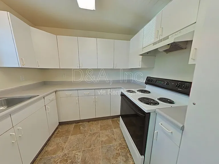 725 SW 13th St #8 — Photo 4