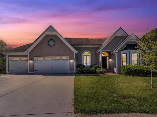 420 SW Waterfall Ct, Lees Summit, MO 64081