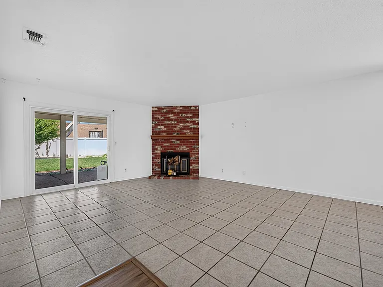 1118 Cresthaven Dr — Photo 11