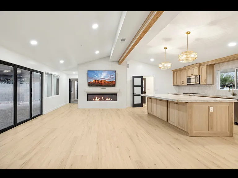1216 W Rovey Ave — Photo 2