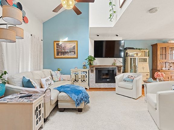 2nd image of 20 Eaton Ct #20