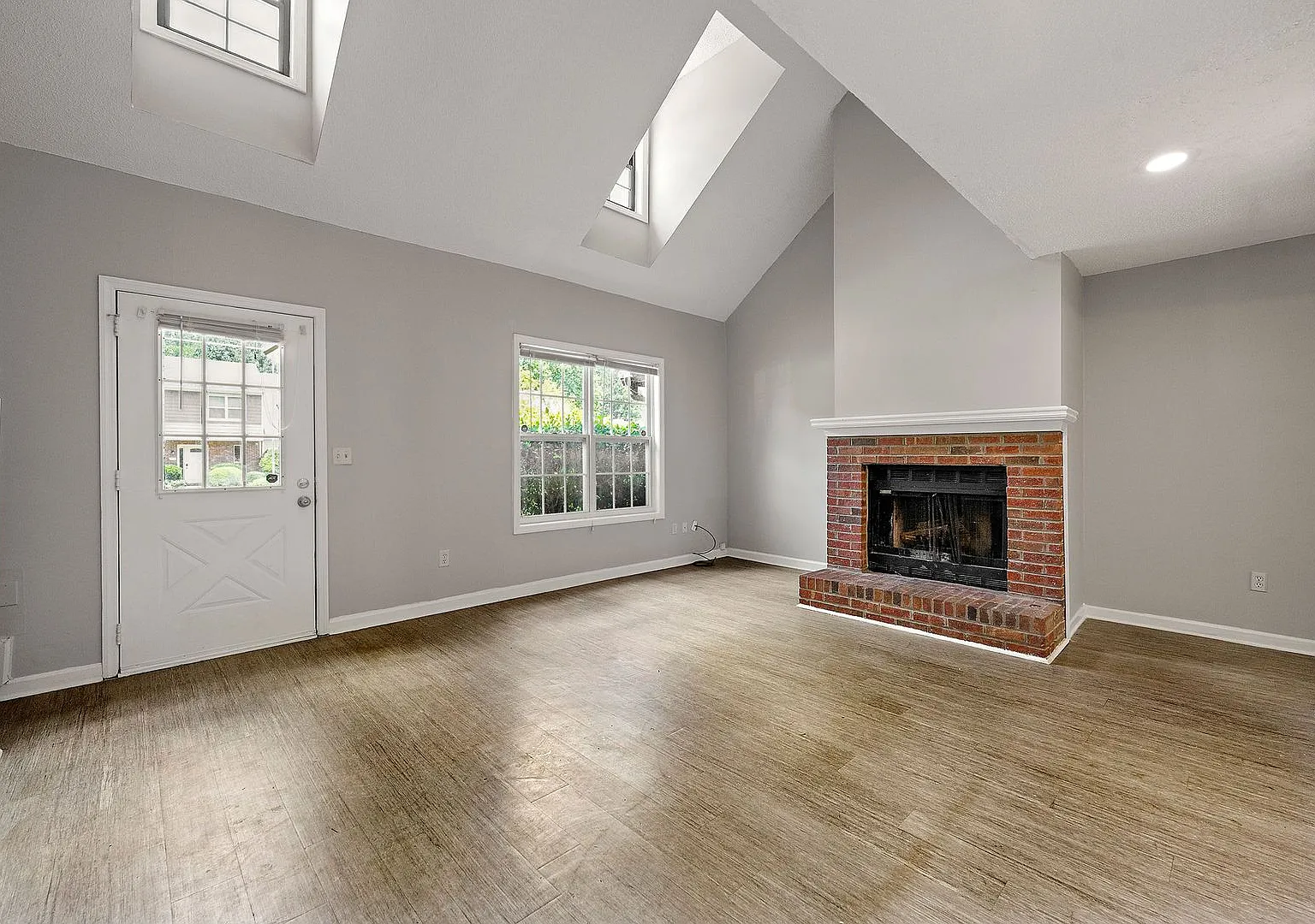 Renovated Modern 2BR Townhome in Prime Kennesaw Location — Photo 4