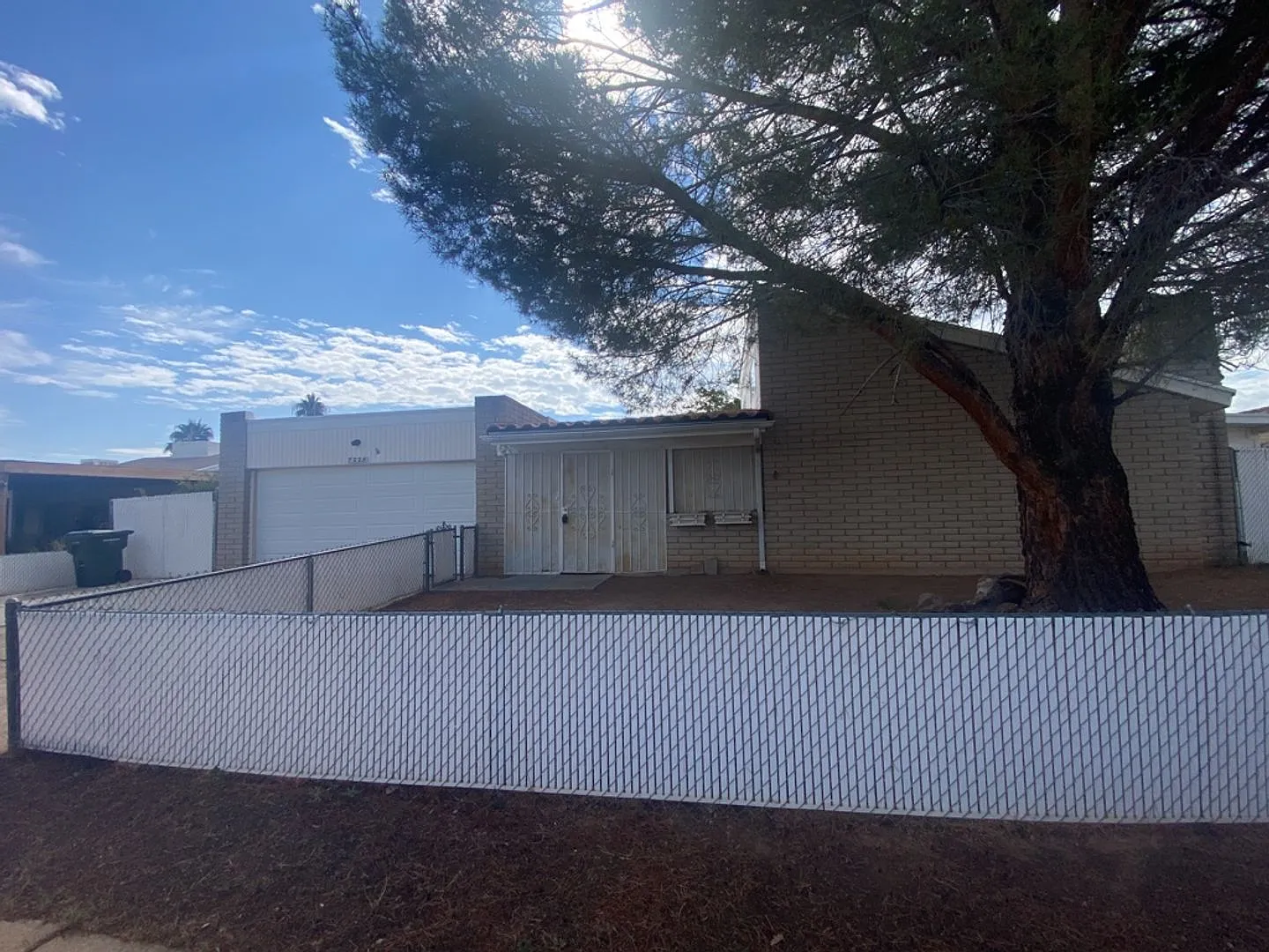 Large 3 bedroom/2 bath home with an office/den & screened in patio — Photo 2