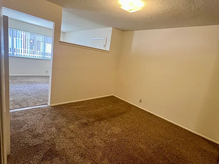 Hilltop House Apartments — Photo 17
