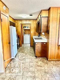 3rd image of 2976 Highland Dr