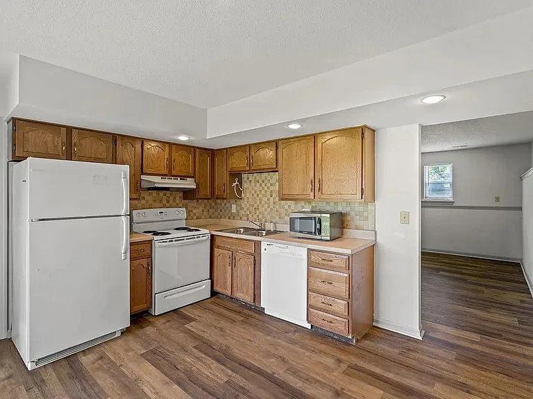 1304 Essex Ct — Photo 6