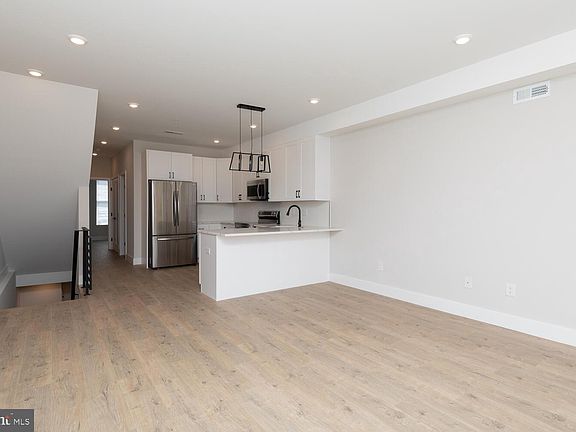 5th image of 2218 N Franklin St #1