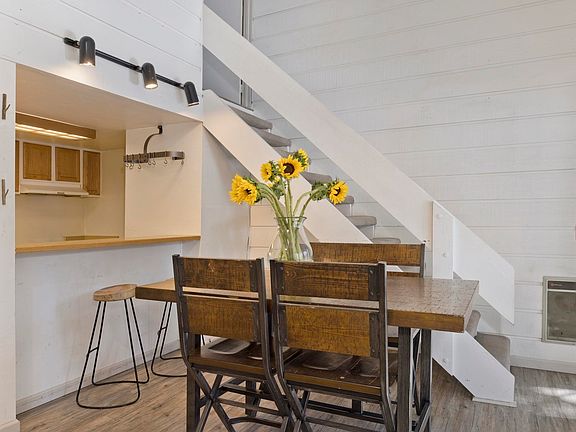 3rd image of 2289 Sierra Nevada Rd #G10