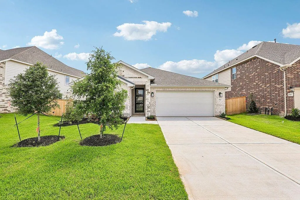 4 bed, 3.0 bath, $2,500 — Photo 1