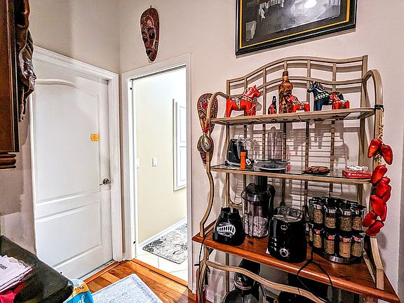 5th image of 4 Flower Hill Ln