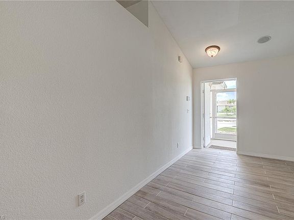 5th image of 3327 Oasis Blvd