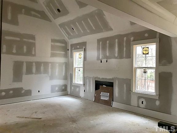 4th image of 54 Italia Ln