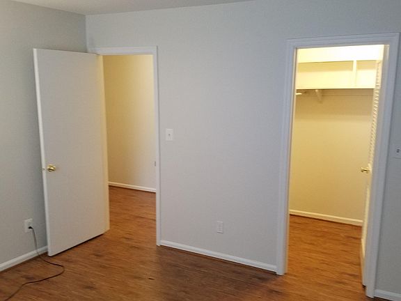 Walk-in closet in MBR