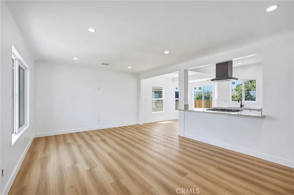 2 bed, 920 sqft, $3,200 — Photo 2