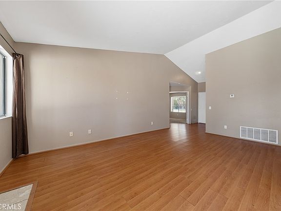 5th image of 560 Boston St