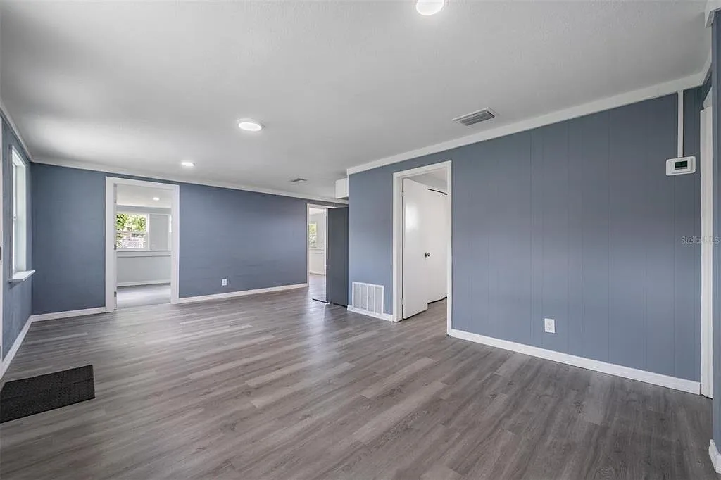3 bed, 1.0 bath, 902 sqft, $2,300 — Photo 3