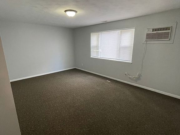 5th image of 372 Greenbay Ave APT 1