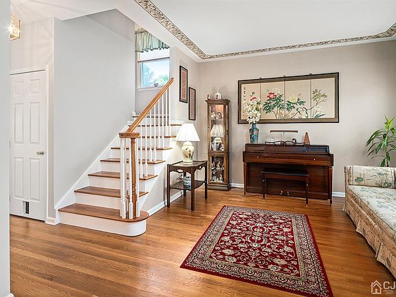 2nd image of 22 Knight Dr W